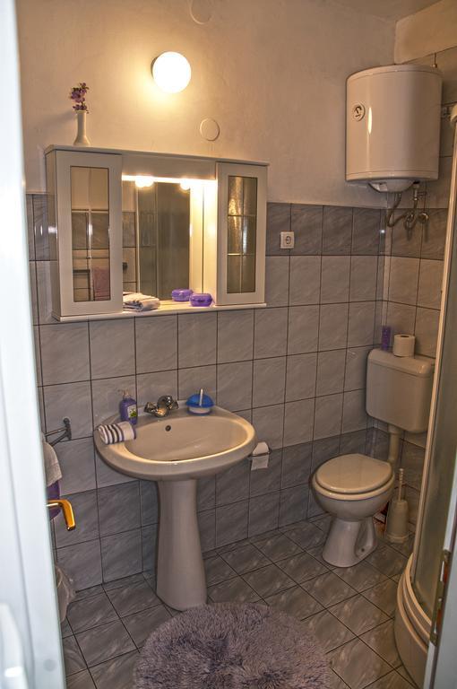 Marina Rooms Komiža Rom bilde