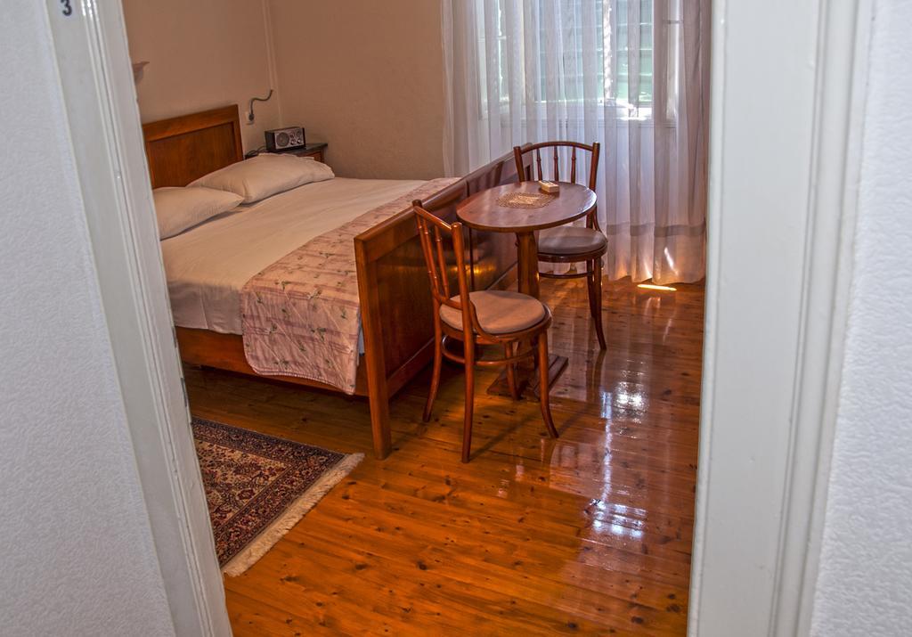Marina Rooms Komiža Rom bilde
