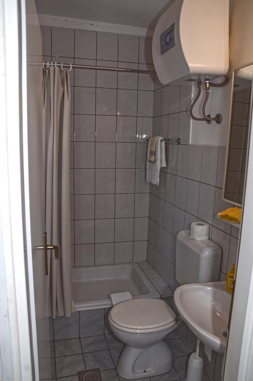 Marina Rooms Komiža Rom bilde